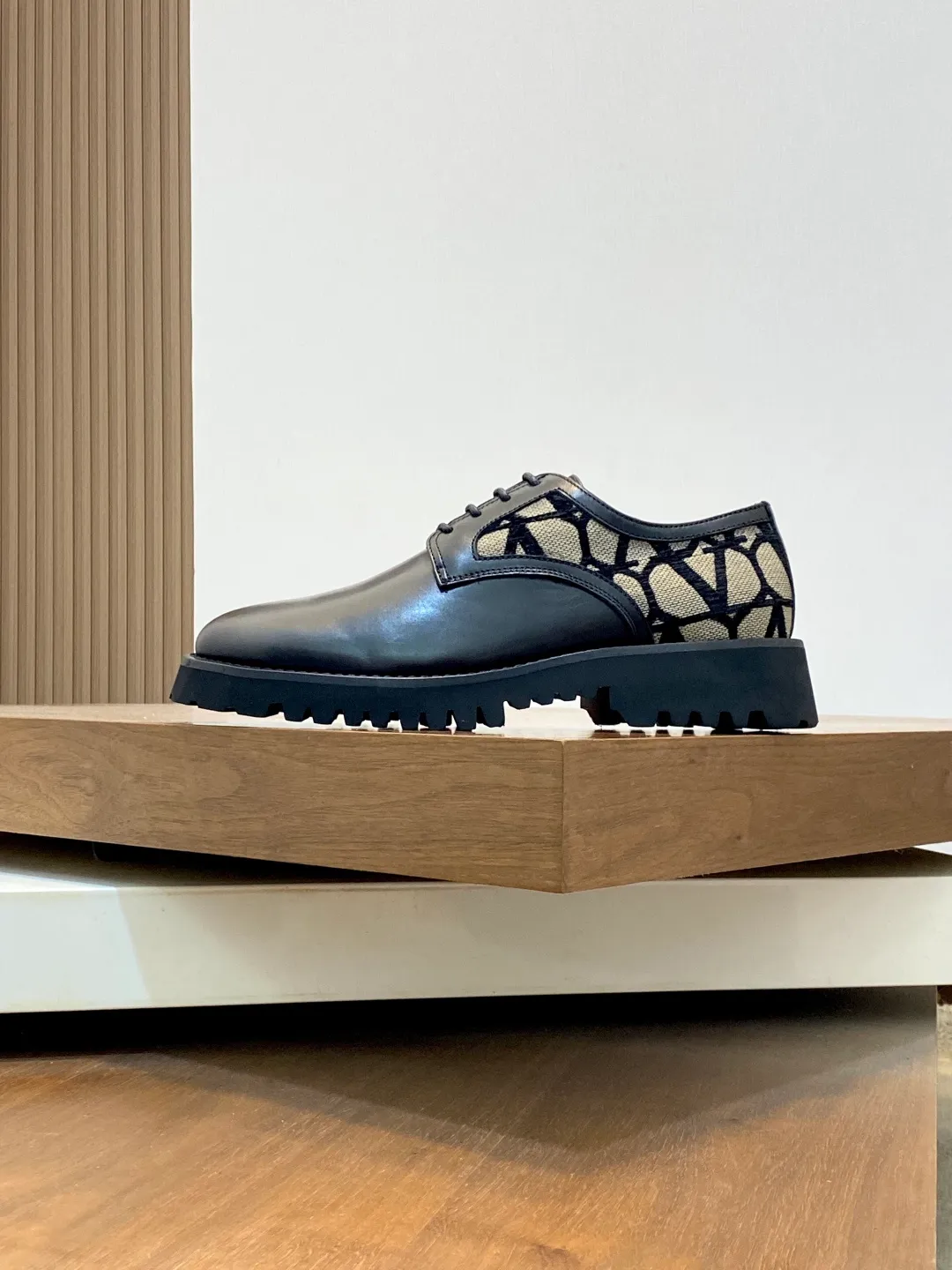 Men's shoes 💰740 VALENTINO Valentino's new men's fashionable casual leather shoes. These leather shoes are made of imported cowhide leather uppers, dyed calfskin lining and calfskin insoles. The upper foot is soft, comfortable and breathable. Comes with complete packaging in the original box! Visible details and quality. Size: 39-44 (customized at 38.45.46)